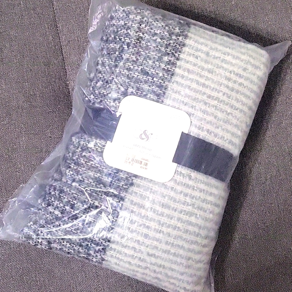 NWT! C&B cozy knit throw